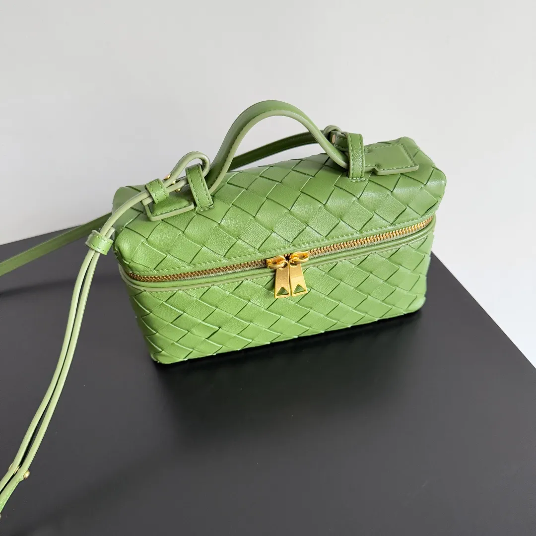 Batch 1360 Bottega Veneta 24 spring and summer woven zipper crossbody bag. A crossbody bag that can be used as a cosmetic bag. The exquisite weaving and compact body are an indispensable accessory for the upcoming summer. The double zipper also better protects the bag. It has a large capacity. If you like it, don’t miss it. Style number: 789109 Size: 22*12.5*5cm